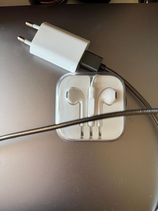 iPhone SE 2 64GB con auticulares y cargador