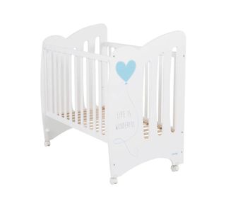 Cuna infantil blanca con diseño de corazón