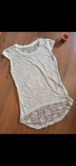 Camiseta beige con lentejuelas y encaje