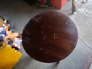 Mesa redonda de madera