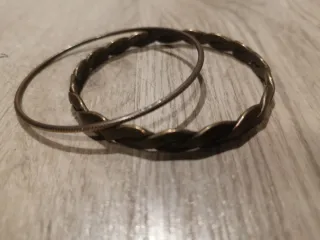 Pulseras doradas y plateadas trenzadas