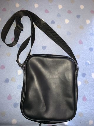 Riñonera corta negra.