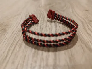 Pulsera de alambre trenzado rojo y negro