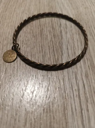 Pulsera rígida dorada con charm