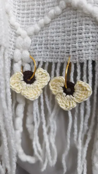 Pendientes de crochet flor beige y marrón