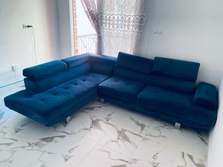 Sofá chaise longue azul de terciopelo