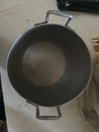 Olla de aluminio grande con tapa