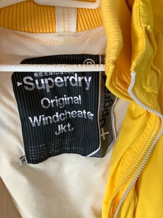 Chaqueta Impermeable Superdry Amarilla con capucha