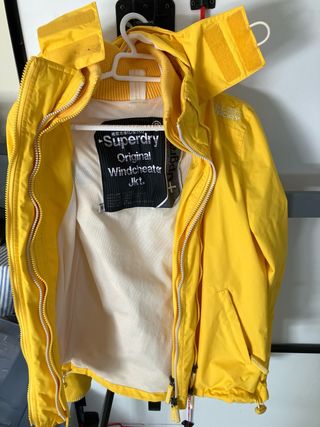 Chaqueta Impermeable Superdry Amarilla con capucha