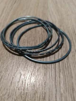 Pulseras finas plateadas y azules