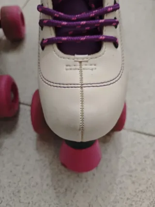 Patines blancos y morados