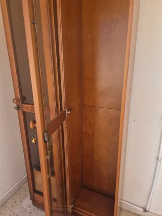 2 Vitrinas de madera y cristal