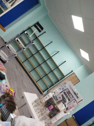 Estanterías de madera y metal