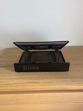 Soporte portátil de malla negra