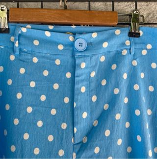 Pantalón azul con lunares blancos