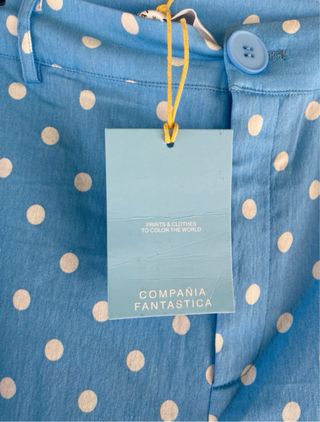 Pantalón azul con lunares blancos