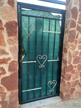 Puerta de hierro forjado con corazones
