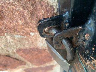 Puerta de hierro forjado con corazones