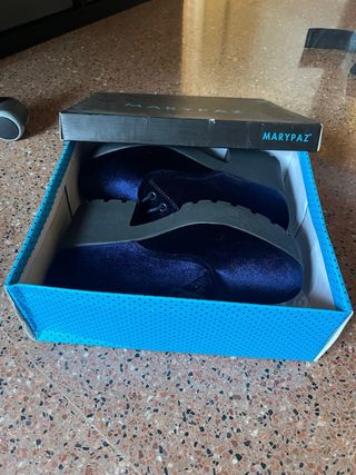 Zapatos azules de terciopelo con plataforma