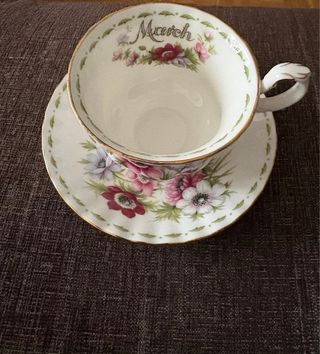 Taza y plato Royal Albert; The Month Series: March