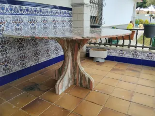 Mesa redonda de mármol rosa y gris