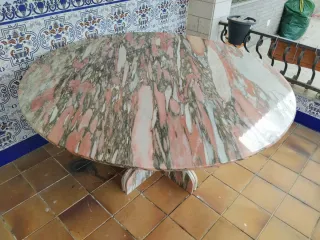 Mesa redonda de mármol rosa y gris