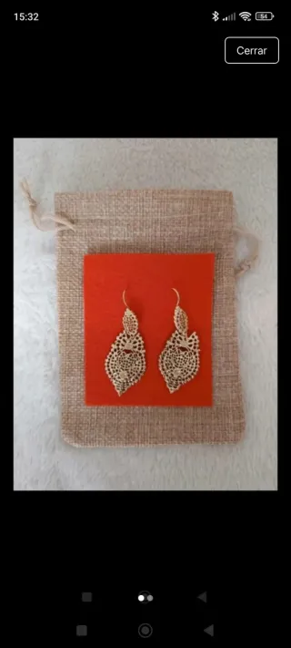 Orecchini dorati con design traforato