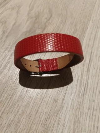 Pulsera roja piel textura