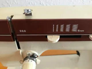 Máquina de coser Singer 968  en funcionamiento