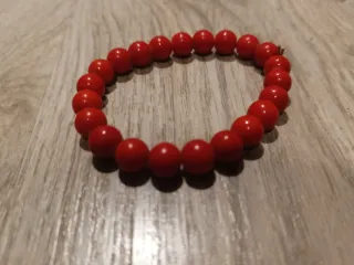 Pulsera de cuentas rojas