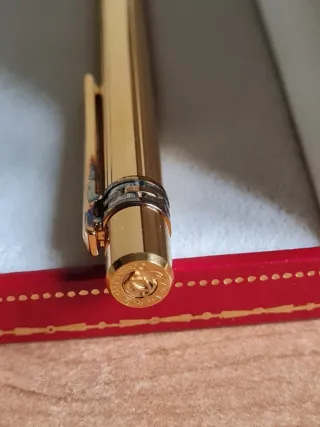 Bolígrafo Must de Cartier Bille Godron Oro