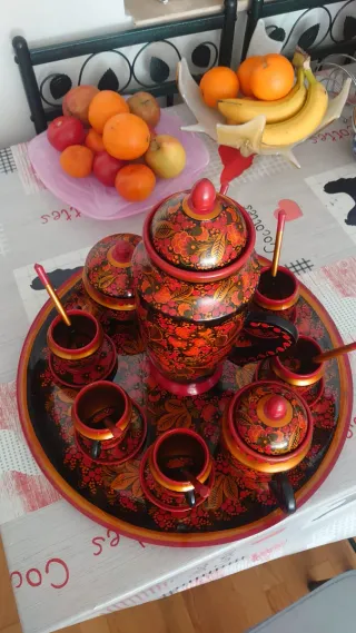 Set da tè in legno russo dipinto a mano