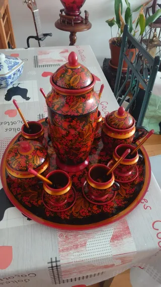 Set da tè in legno russo dipinto a mano