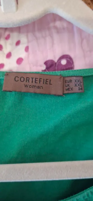 Camiseta verde sin mangas con detalle