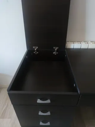 Escritorio negro de madera