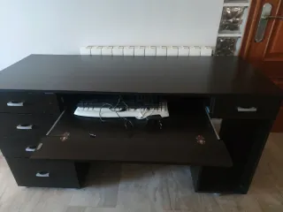 Escritorio negro de madera