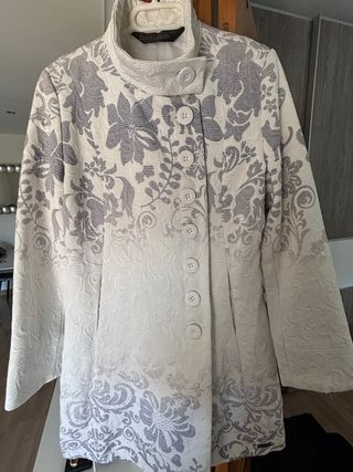 Abrigo Desigual blanco y gris