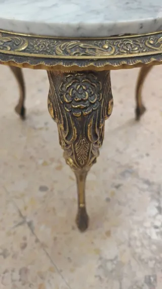 Mesa auxiliar bronce y mármol