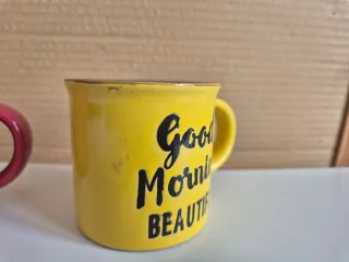 Due tazze piccole granate e gialle