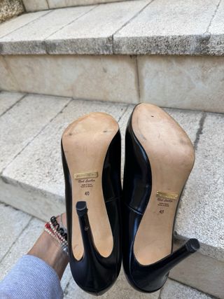 Zapatos negros de Massimo Dutti.