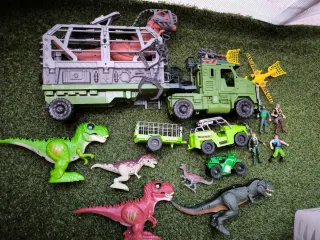 Juguetes dinosaurios y vehículos
