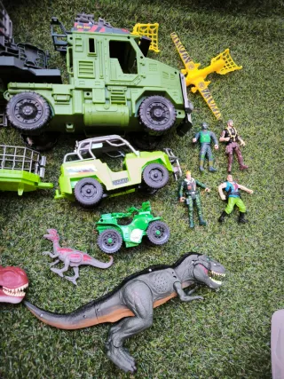Juguetes dinosaurios y vehículos