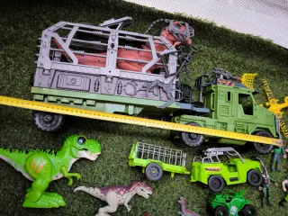 Juguetes dinosaurios y vehículos