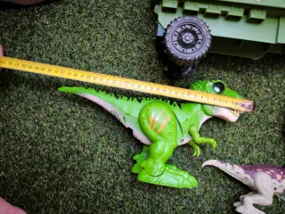 Juguetes dinosaurios y vehículos