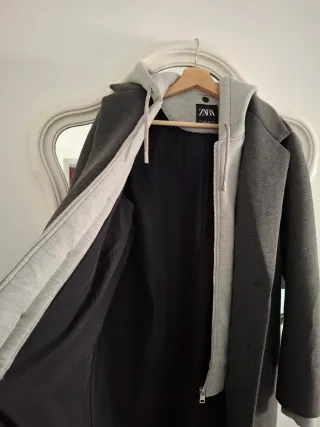 Abrigo gris Zara con capucha
