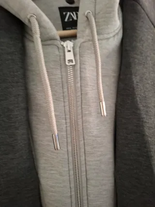 Abrigo gris Zara con capucha
