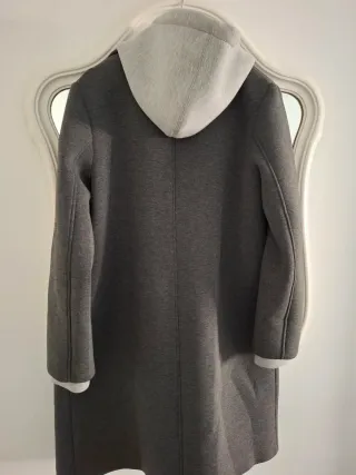 Abrigo gris Zara con capucha