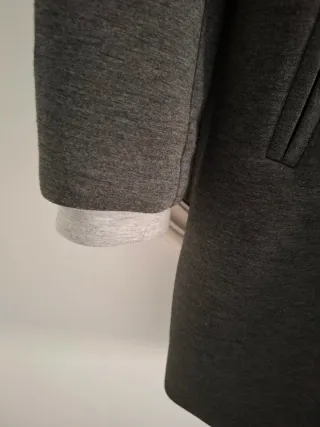 Abrigo gris Zara con capucha