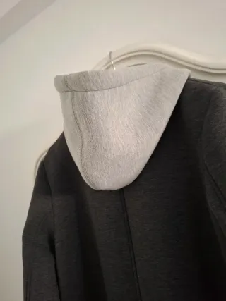 Abrigo gris Zara con capucha