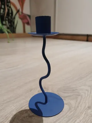 Portavelas azul con diseño curvo
